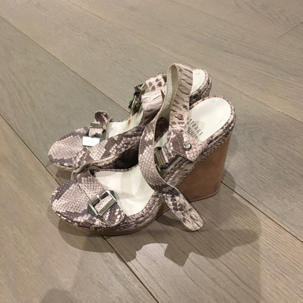 STUART WEITZMAN
Embossed Platform Wedges
